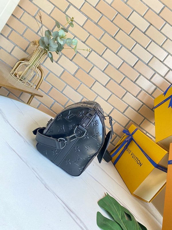 ルイヴィトンバッグ背面デザイン